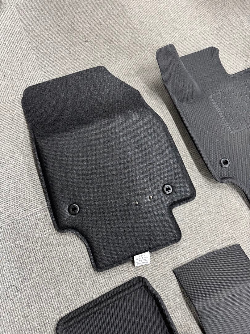 クラウンスポーツ　AZSH36W 立体成形　3Dフロアマット　1台分　1点のみ