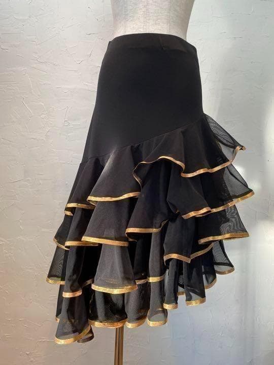 【豪華】新品　段々フリル　裾ゴールデンラメリボン　ラテンスカート黒ｐ3235