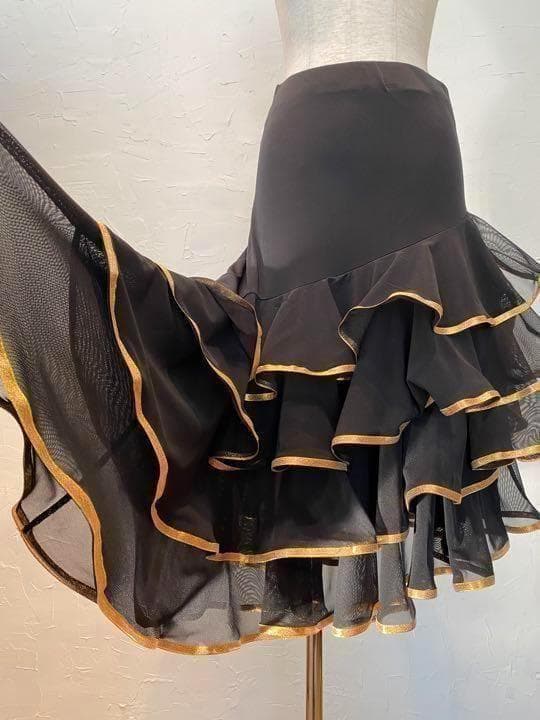 【豪華】新品　段々フリル　裾ゴールデンラメリボン　ラテンスカート黒ｐ3235