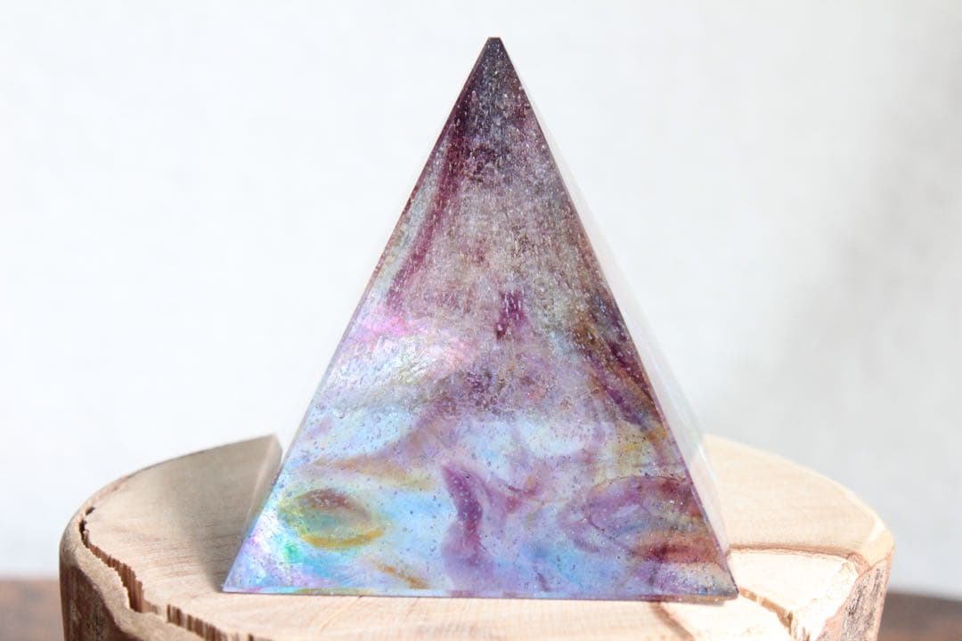 シエラネバダ産アンダラクリスタル　ピラミッド　大きめ　マルチカラー　パープル系