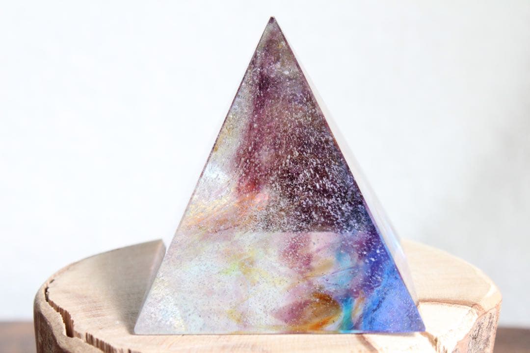 シエラネバダ産アンダラクリスタル　ピラミッド　大きめ　マルチカラー　パープル系