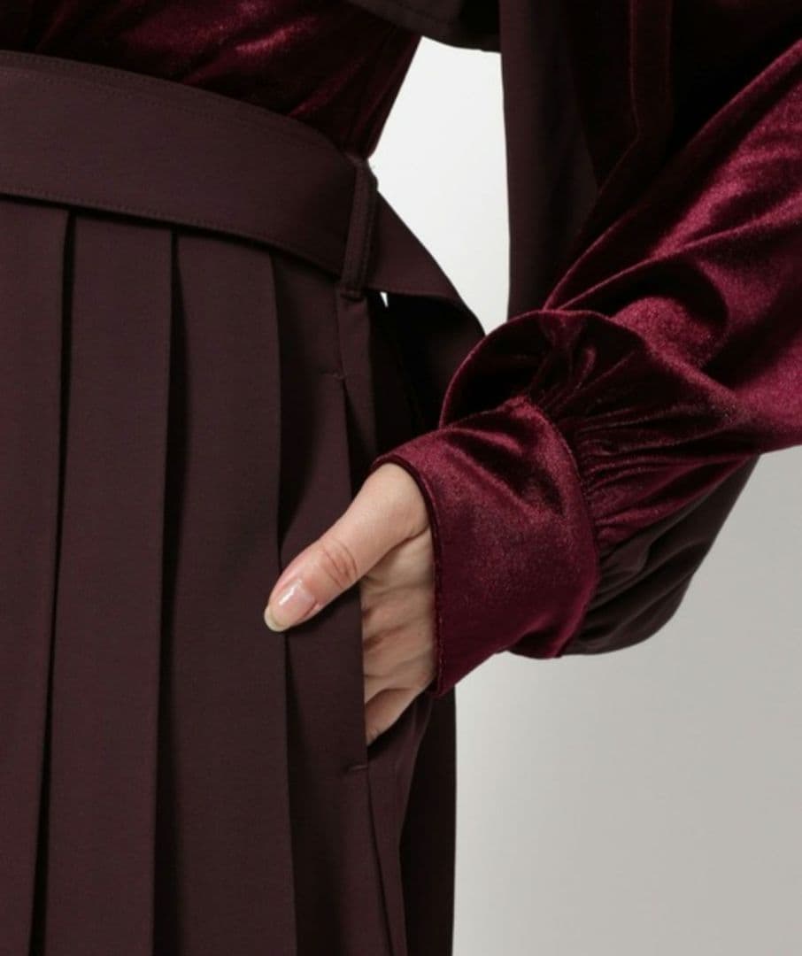 HARE マルチマテリアルプリーツワンピース バーガンディー