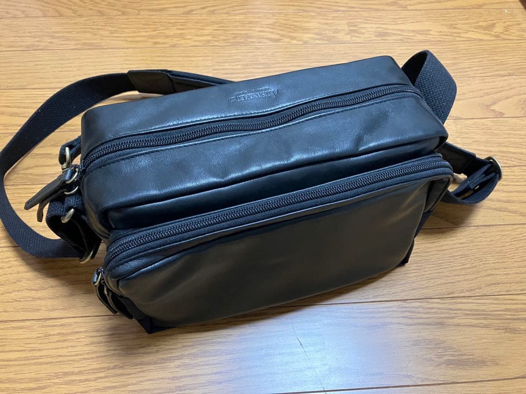 アルティザン＆アーティスト（レザーカメラバッグ ）