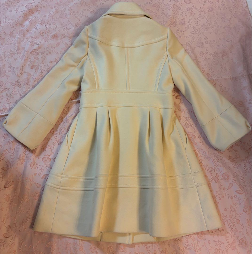 クリーム色 フレアシルエットコート