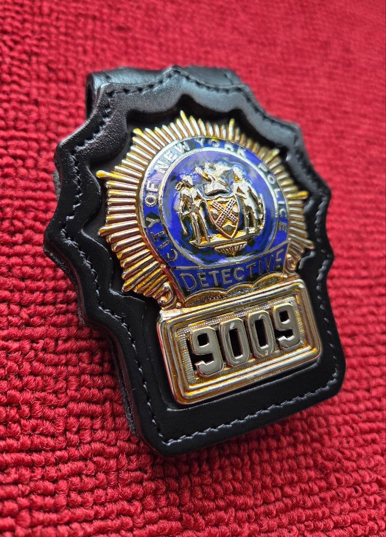 米国ポリスバッジ【NYPD ニューヨーク市警 No.9009】PFホルダー付き