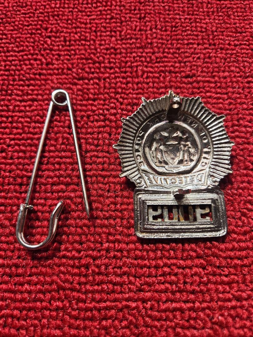 米国ポリスバッジ【NYPD ニューヨーク市警 No.9009】PFホルダー付き