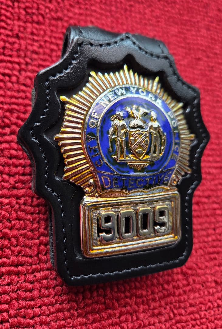 米国ポリスバッジ【NYPD ニューヨーク市警 No.9009】PFホルダー付き