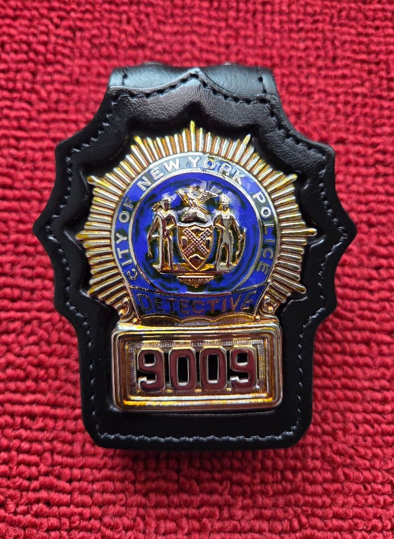 米国ポリスバッジ【NYPD ニューヨーク市警 No.9009】PFホルダー付き