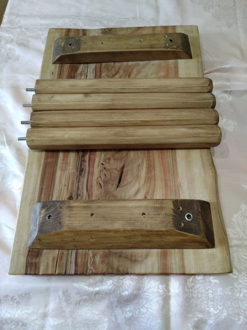 楠（くす）のテーブル⑲　耳付き楠の木の一枚板の模様が綺麗なテーブル