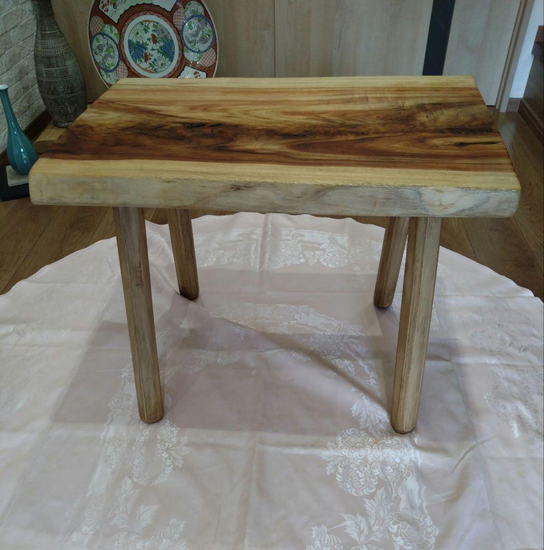 楠（くす）のテーブル⑲　耳付き楠の木の一枚板の模様が綺麗なテーブル