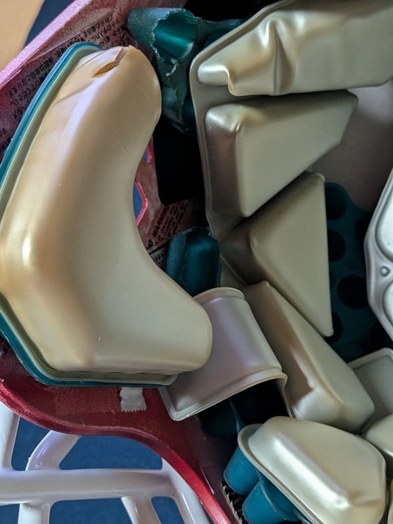 赤いアメリカンフットボールヘルメット