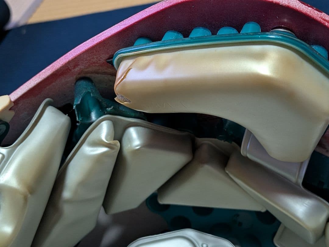 赤いアメリカンフットボールヘルメット