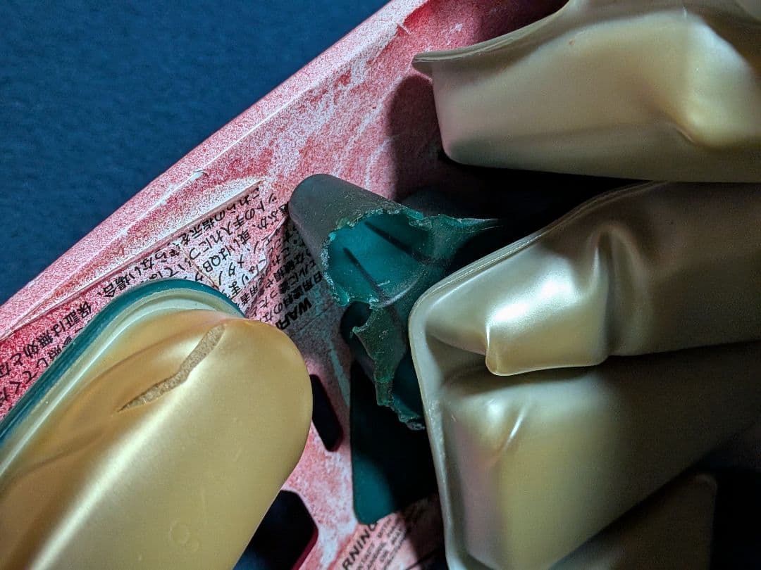 赤いアメリカンフットボールヘルメット