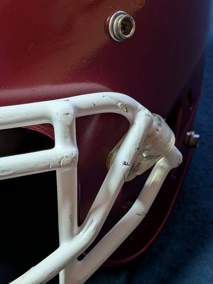 赤いアメリカンフットボールヘルメット