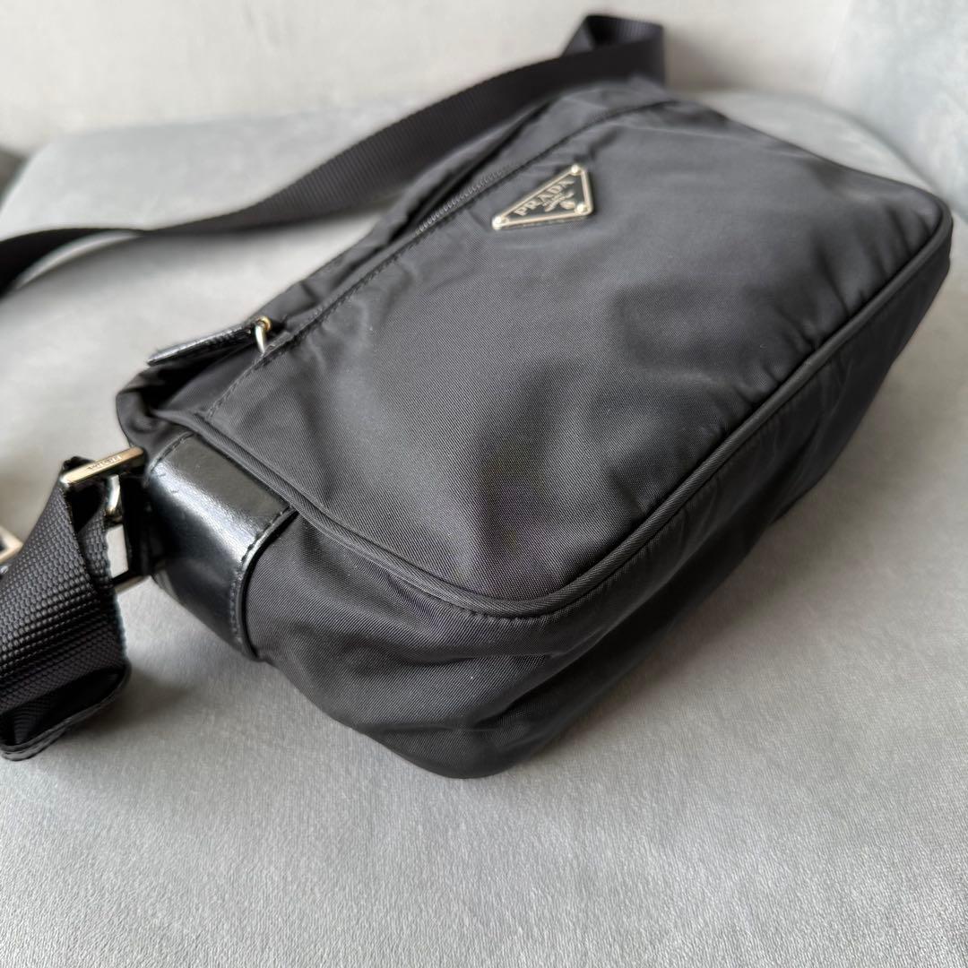プラダ ナイロン ショルダーバッグ ネロ ナイロン 三角プレート ブラック