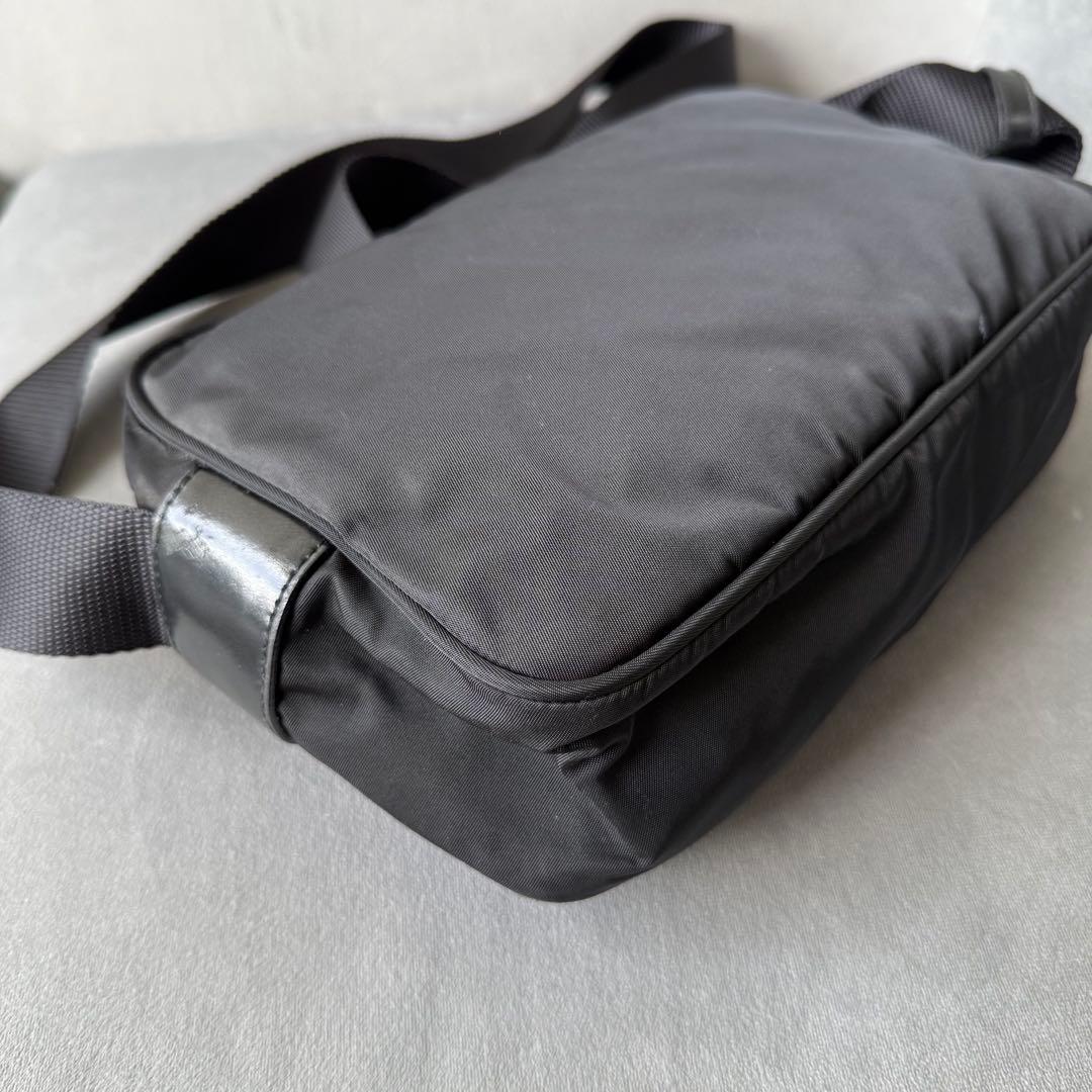 プラダ ナイロン ショルダーバッグ ネロ ナイロン 三角プレート ブラック