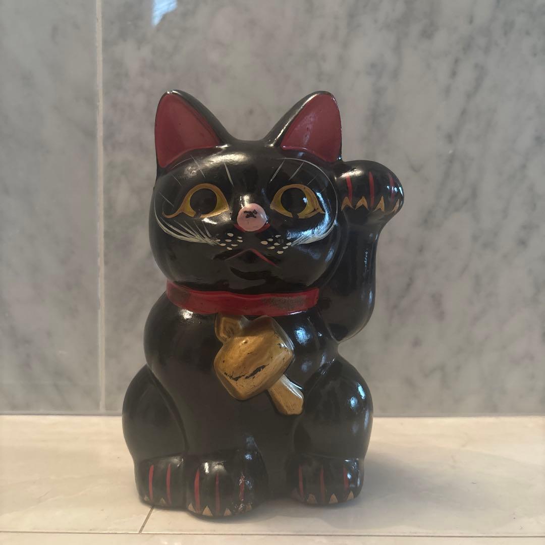 アンティーク手描きの長いお髭と大きな瞳が芸術的で打ち出の小槌が珍しい招き猫の陶器