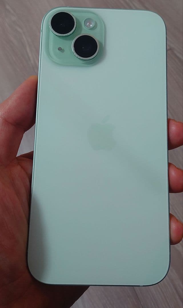 美品　Apple iPhone 15 256GBミッドナイトグリーン
