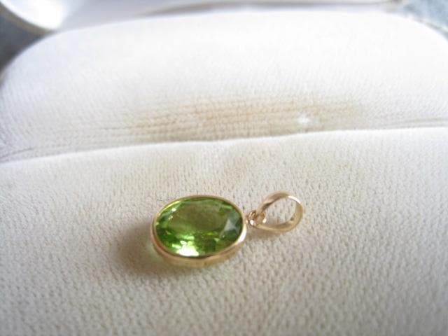 素敵！超輝き天然ペリドット幅8mmx6mm k18金イエローゴールドペンダント