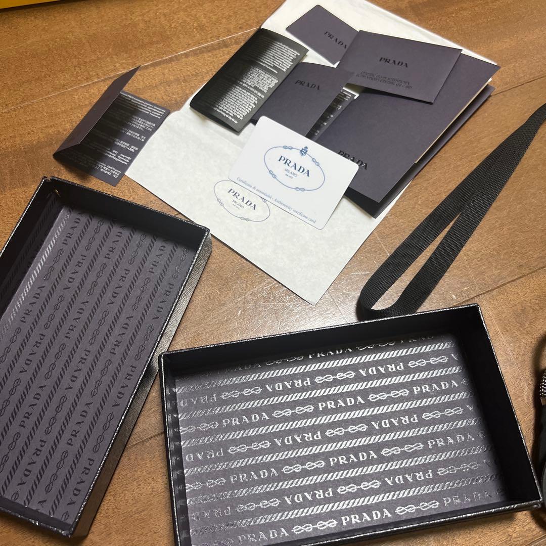 PRADA ブラックナイロンポーチ ストラップ付き
