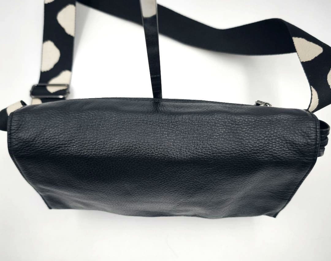 【美品 高級◎】イアパピヨネ ショルダーバッグ 斜め掛け 本革