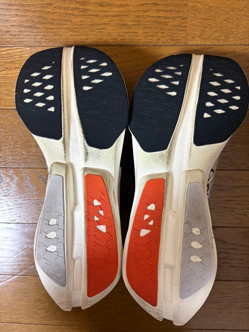 オン　クラウドブームストライク　on cloud boom strike