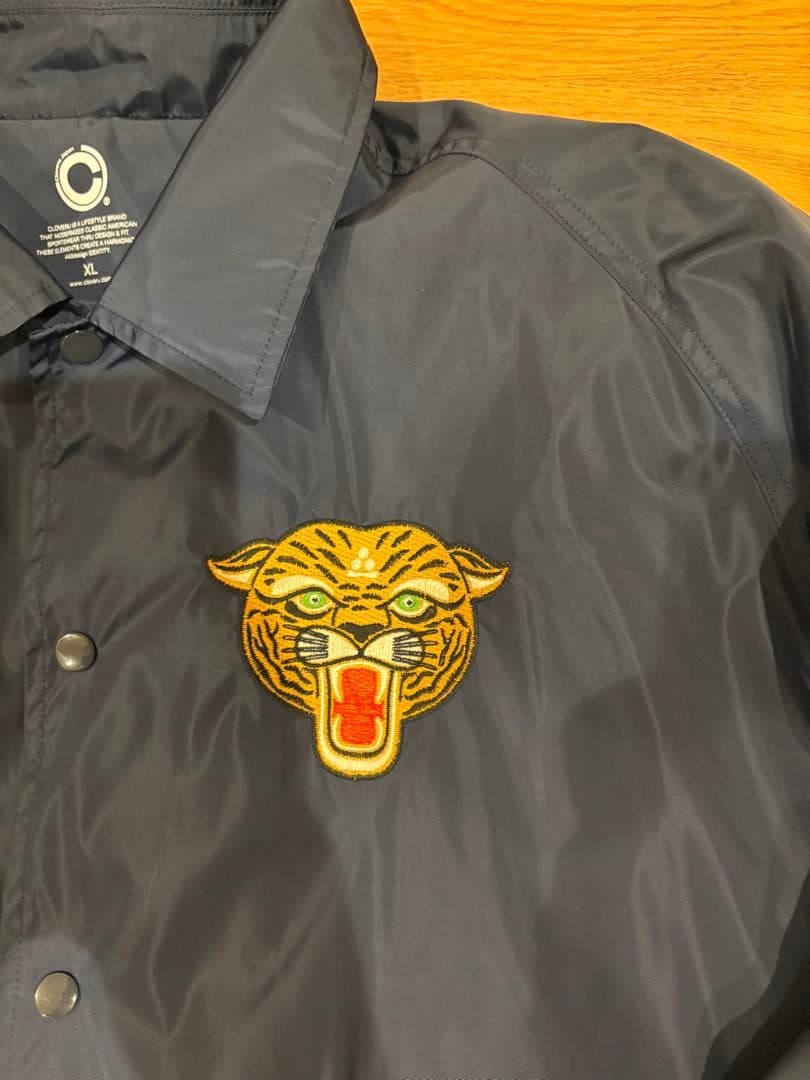 クローバル　虎刺繍入り ネイビーナイロンジャケット