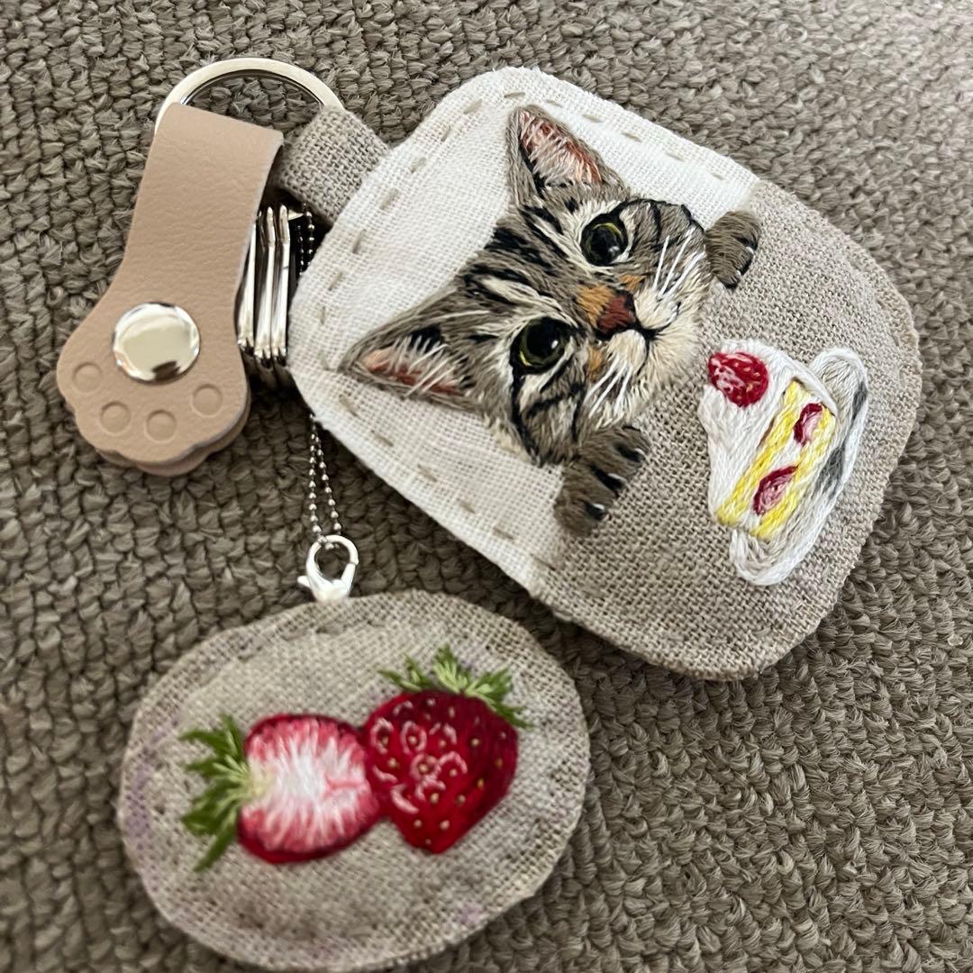 m*上様 ハンドメイド刺繍キーホルダー　キジトラさんとショートケーキ