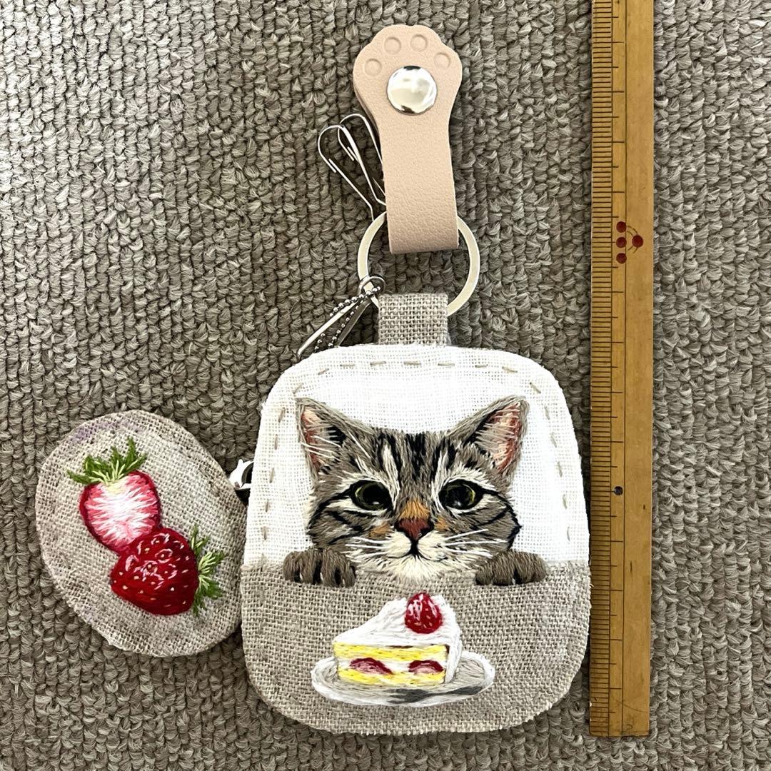 m*上様 ハンドメイド刺繍キーホルダー　キジトラさんとショートケーキ