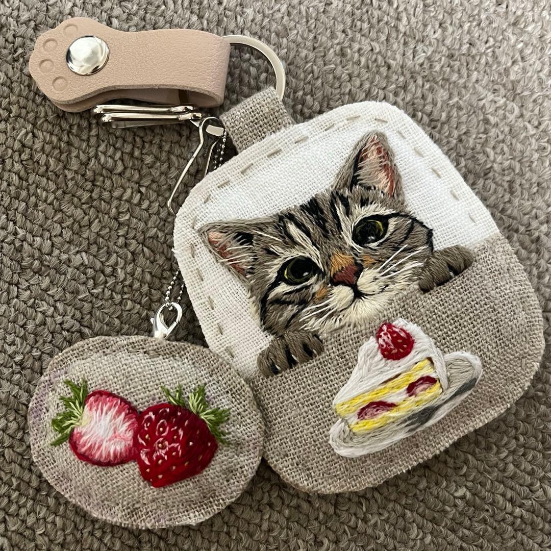 m*上様 ハンドメイド刺繍キーホルダー　キジトラさんとショートケーキ