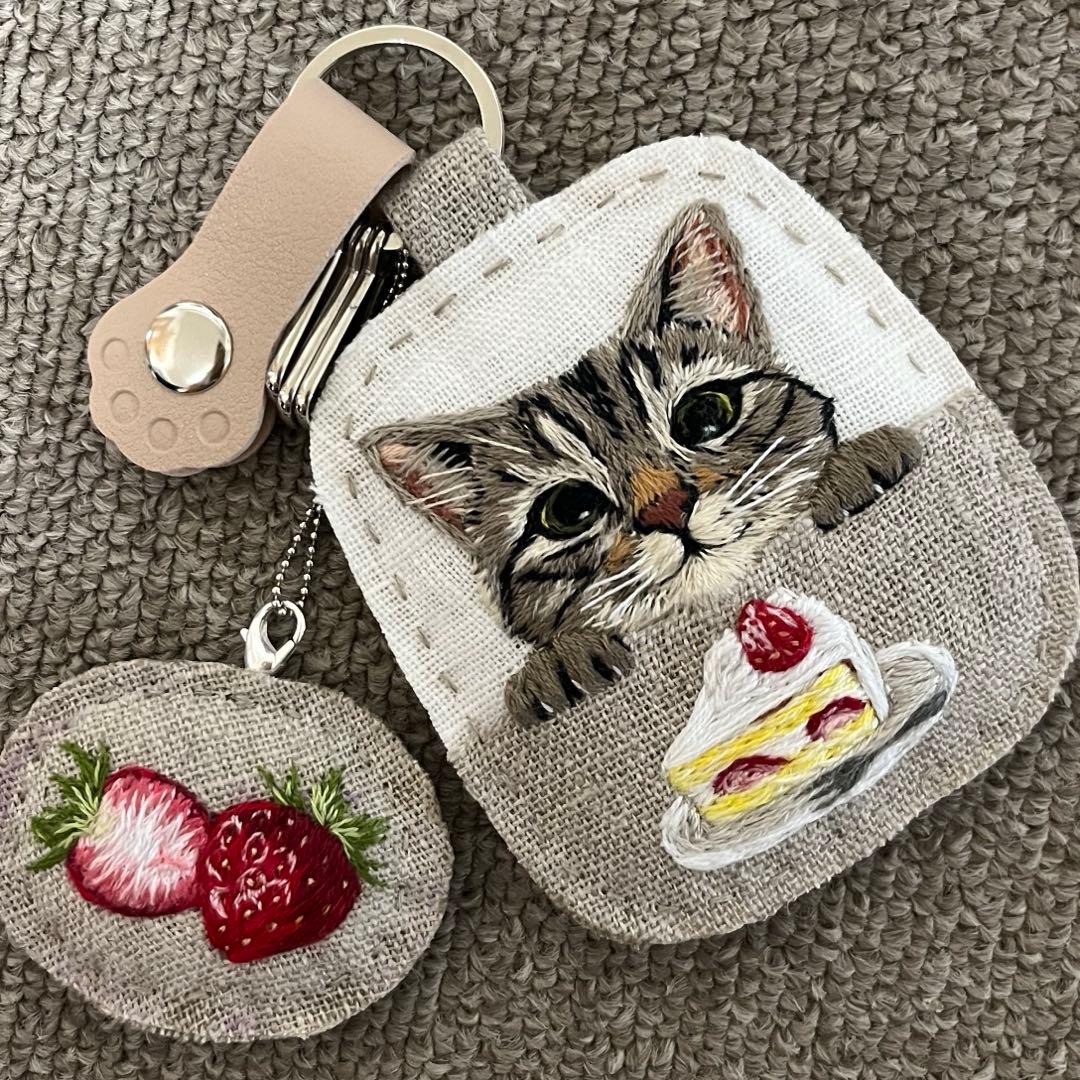 m*上様 ハンドメイド刺繍キーホルダー　キジトラさんとショートケーキ