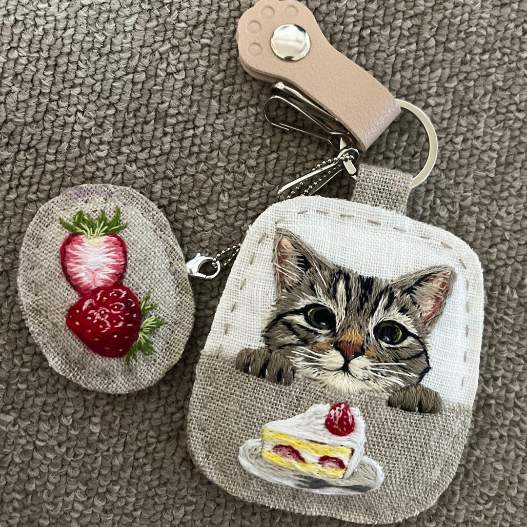 m*上様 ハンドメイド刺繍キーホルダー　キジトラさんとショートケーキ