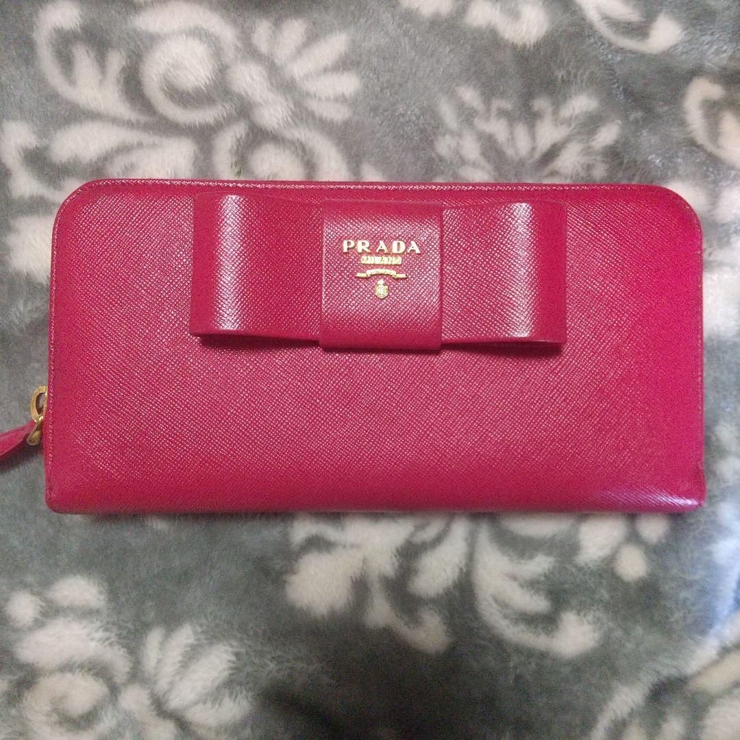 PRADA サフィアーノラウンドファスナーリボン付き長財布 レッド系