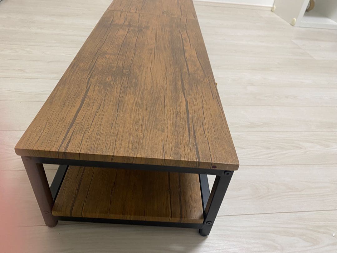 シンプルなブラウンのテレビ台