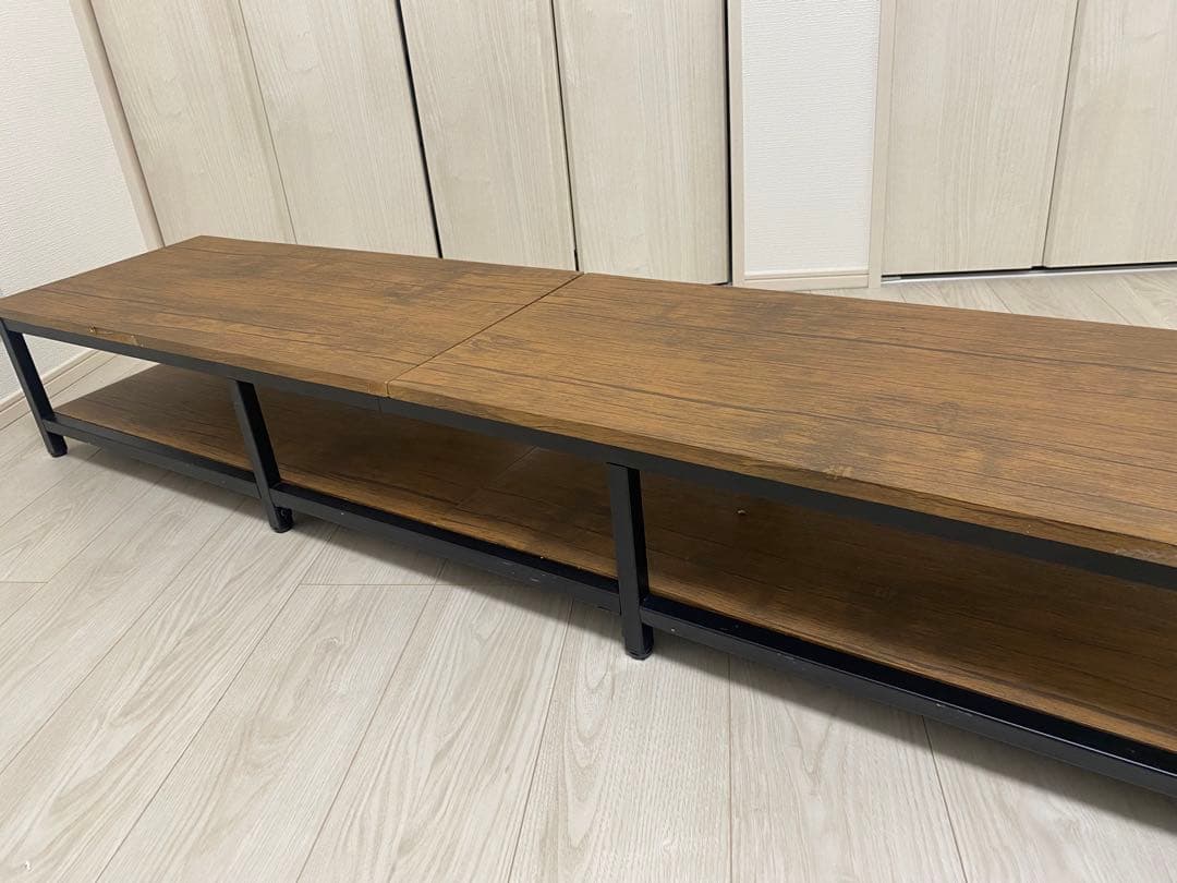 シンプルなブラウンのテレビ台