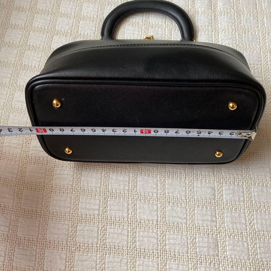 黒いレザーハンドバッグ ゴールド金具