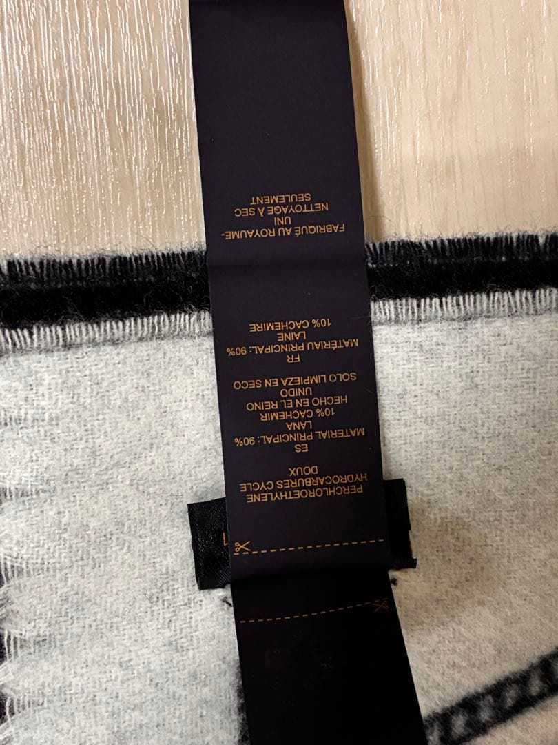 LOUIS VUITTON ロゴ入りマフラー