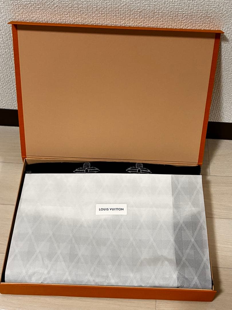 LOUIS VUITTON ロゴ入りマフラー