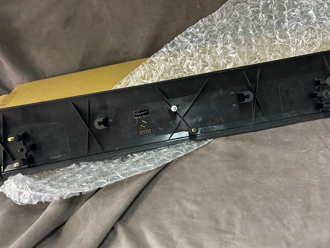 廃盤！ヴァレンティ ！センターガーニッシュ！エルグランド E52