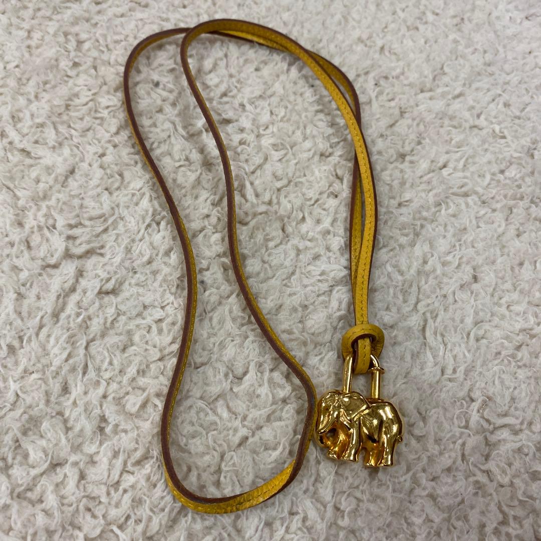 R*e様 HERMESカデナチャーム象GPのチャーム付きレザーストラップ