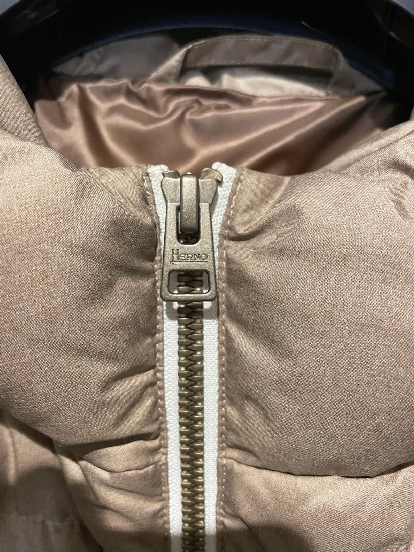 Herno ヘルノリゾート　フード付きダウンベスト ベージュ 48