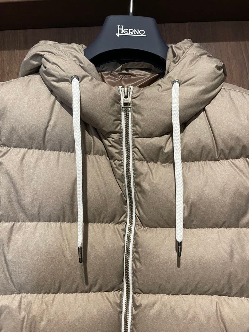 Herno ヘルノリゾート　フード付きダウンベスト ベージュ 48