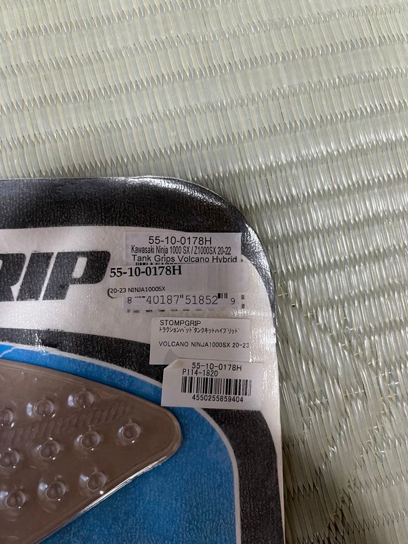 ニンジャ1000sxタンクパット　少しあけましたが、新品未使用です