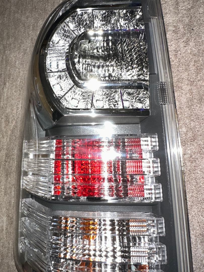 トヨタ ヴォクシー 70系 後期 SZ リアコンビネーションランプ テールライト