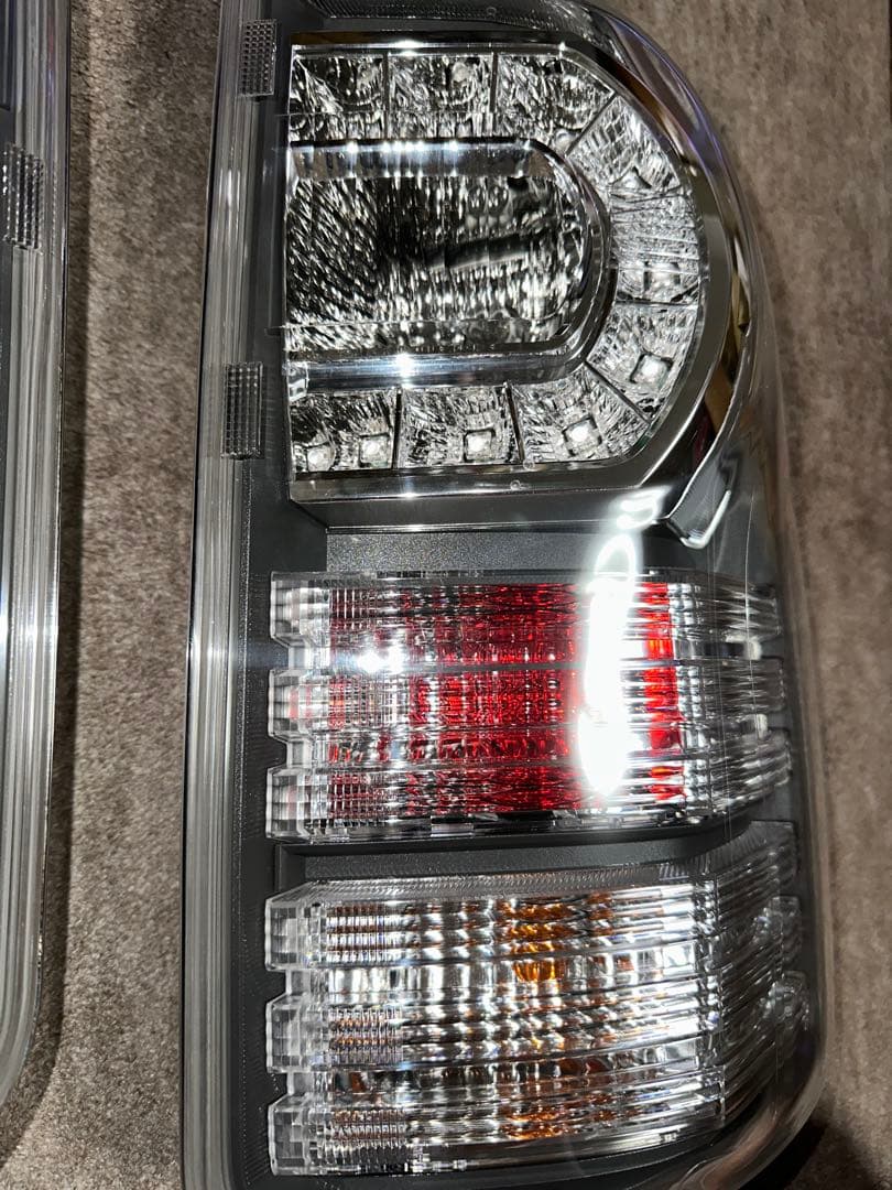 トヨタ ヴォクシー 70系 後期 SZ リアコンビネーションランプ テールライト