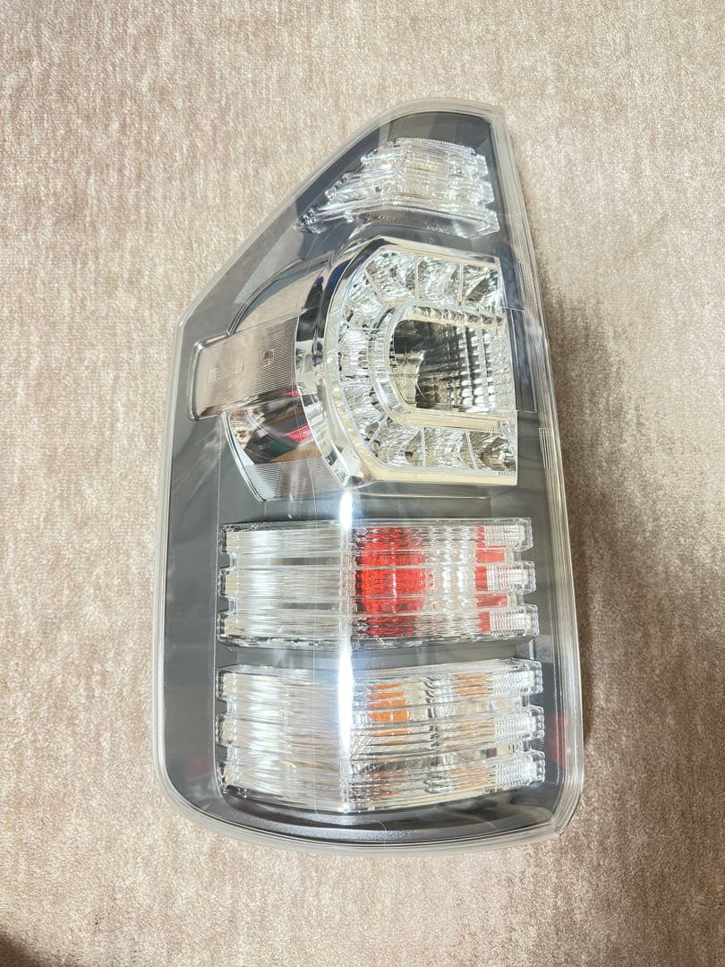トヨタ ヴォクシー 70系 後期 SZ リアコンビネーションランプ テールライト