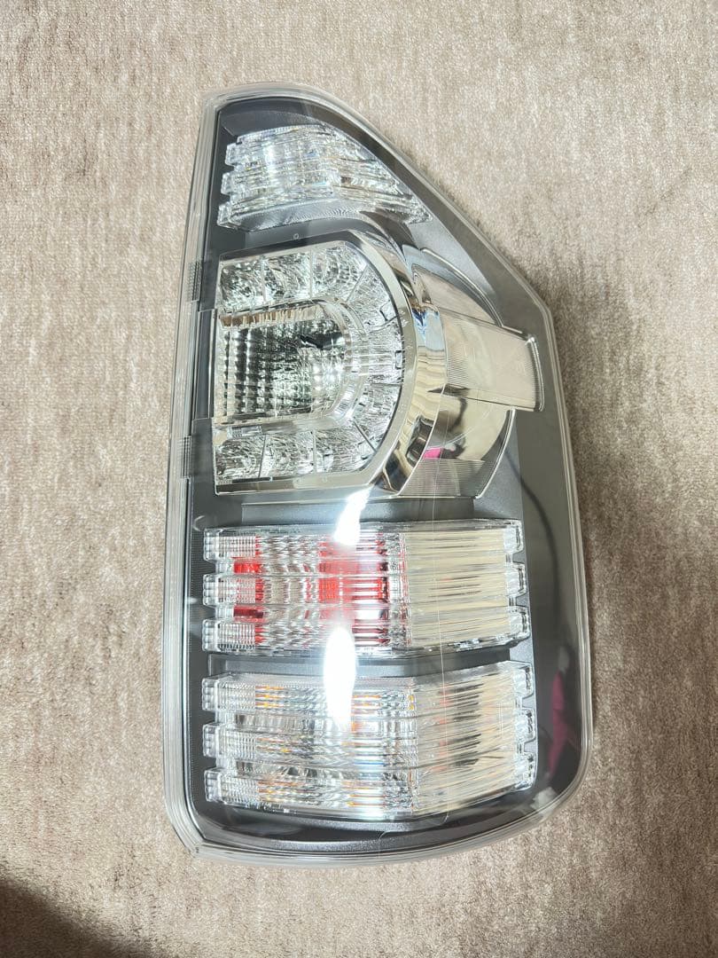 トヨタ ヴォクシー 70系 後期 SZ リアコンビネーションランプ テールライト