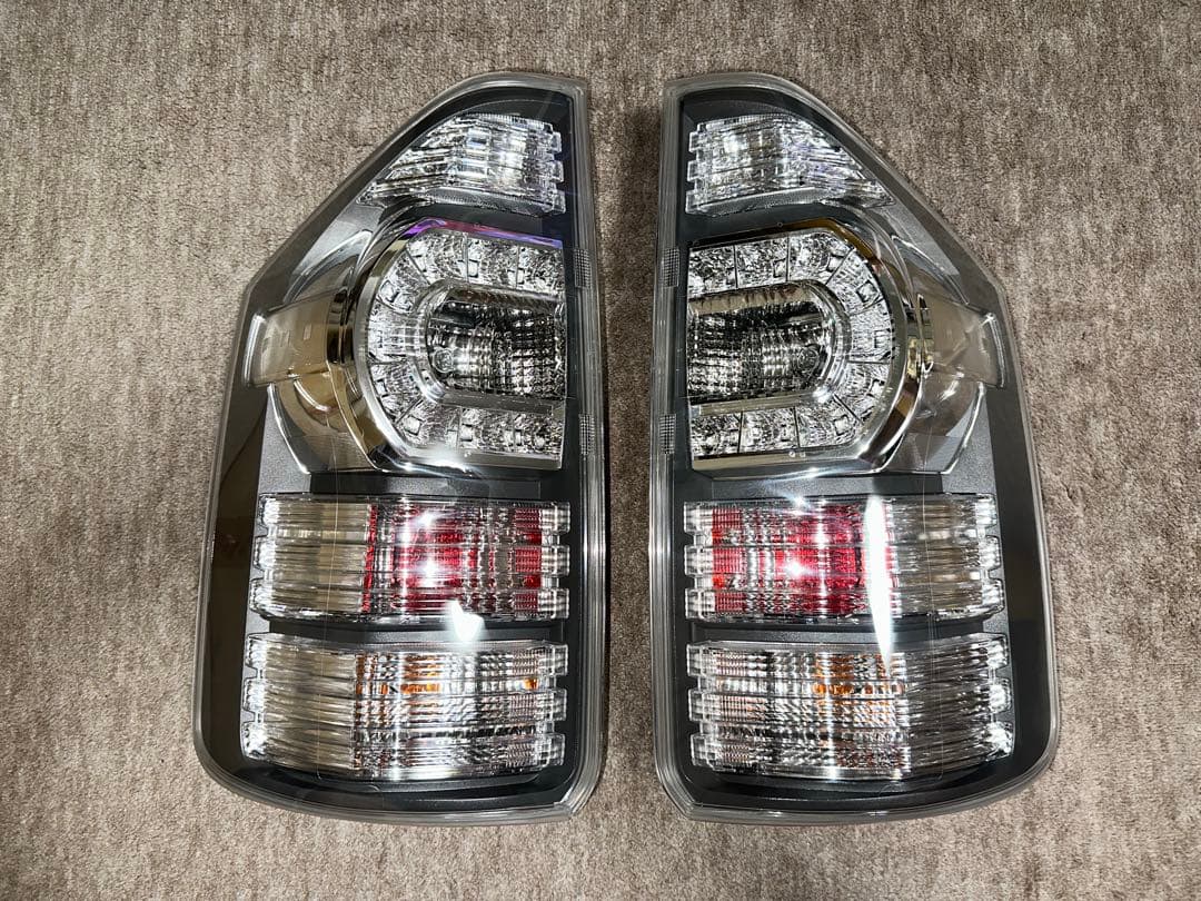 トヨタ ヴォクシー 70系 後期 SZ リアコンビネーションランプ テールライト