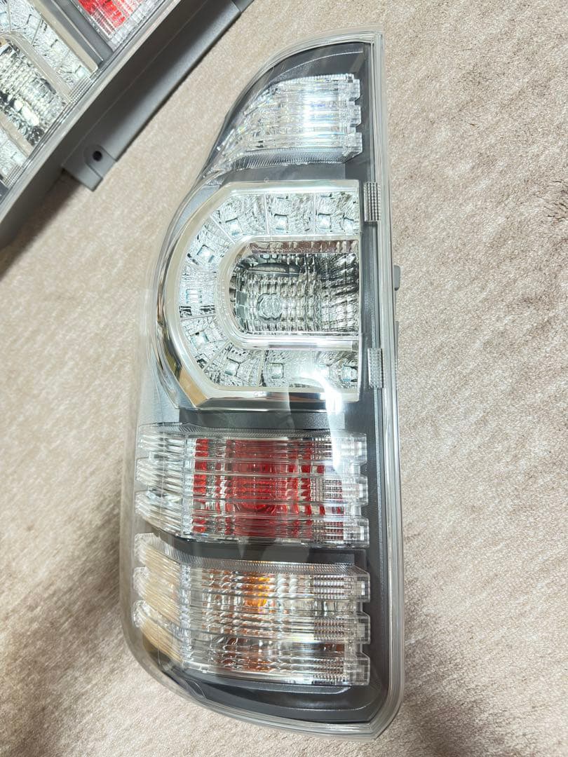 トヨタ ヴォクシー 70系 後期 SZ リアコンビネーションランプ テールライト