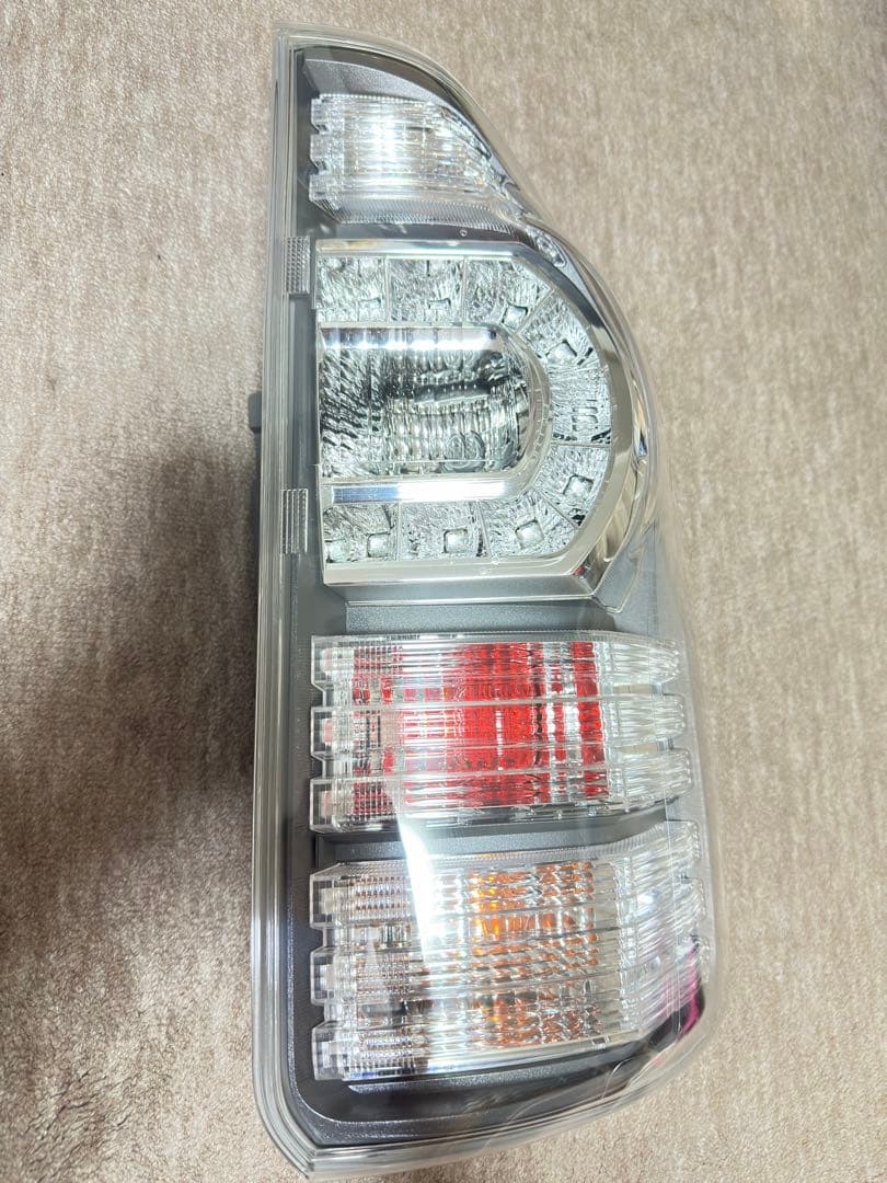 トヨタ ヴォクシー 70系 後期 SZ リアコンビネーションランプ テールライト